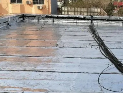 靖宇卫生间漏水维修公司分享下靖宇屋面楼顶防水刚性防水层施工要点。